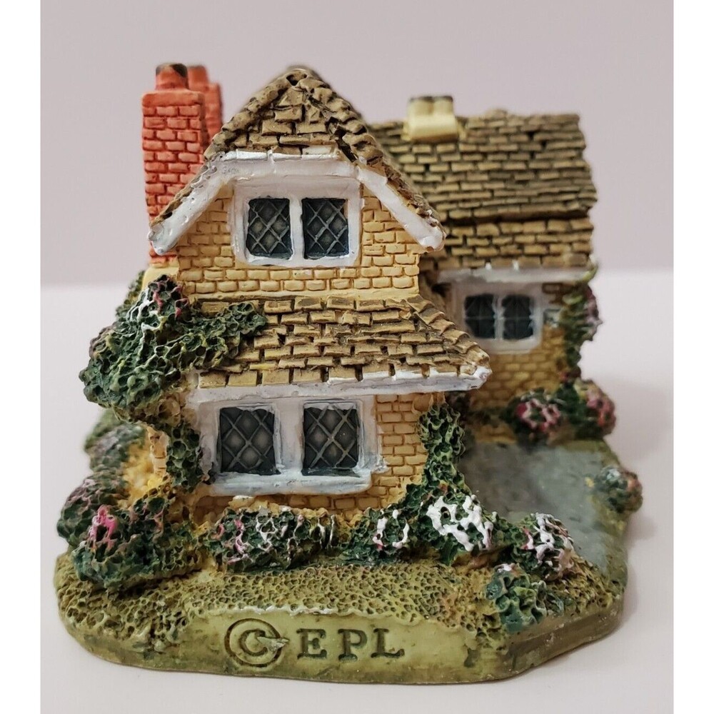 Cuggly Wugglies Collection Figurine English Cottage Miniature House EPL Resin 3"